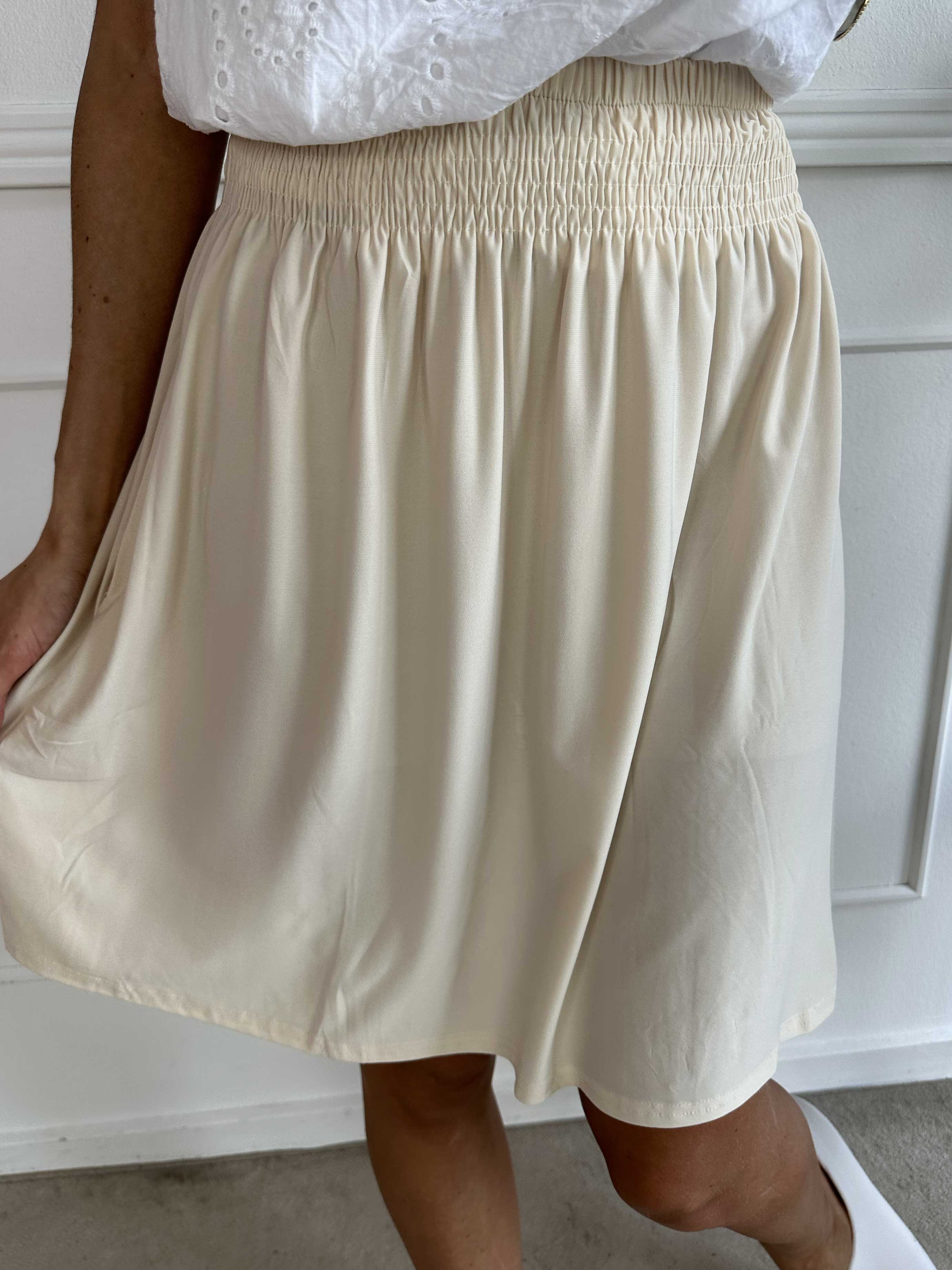 Pams Plain Short Skirt - Kort nederdel i stretchy stof med lommer